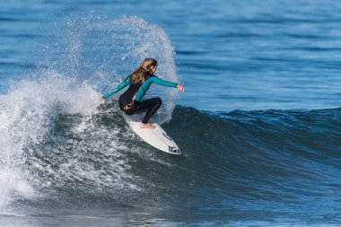 Telented kadın sörfçü büyük bir hava temiz bir dalga üzerinde açılış Ventura'nın sörfçü Knoll Rosa'da kasırga tarafından 30 Eylül 2018 Kaliforniya'da ittikten sonra sprey atma.