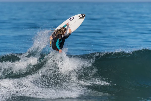 Surfista Feminina Telented Lançou Uma Onda Limpa Empurrada Pelo Furacão — Fotografia de Stock