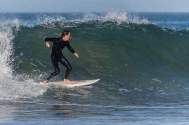 Siyah wetsuit Surfer Surfer's Knoll, Ventura, Kaliforniya'da 1 Ekim 2018 dalga pürüzsüz ve camsı bölümünü bulur.