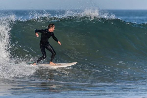 Siyah wetsuit Surfer Surfer's Knoll, Ventura, Kaliforniya'da 1 Ekim 2018 dalga pürüzsüz ve camsı bölümünü bulur.