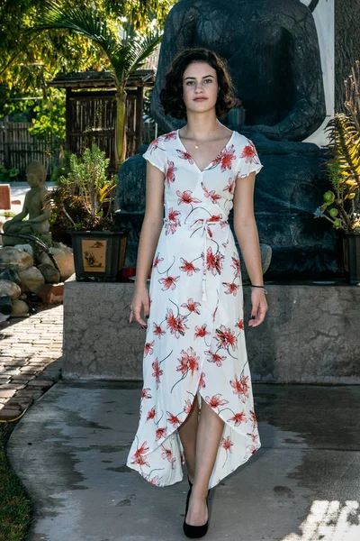 Hermosa Joven Adolescente Vestida Con Vestido Largo Estampado Flores Caminando —  Fotos de Stock