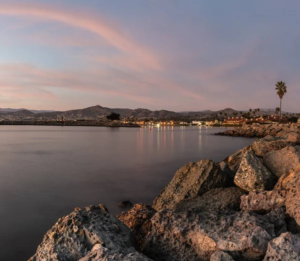 Pietrele Acoperite Barnacol Aliniază Intrarea Port Lămpi Strălucitoare Lumini Casă — Fotografie, imagine de stoc