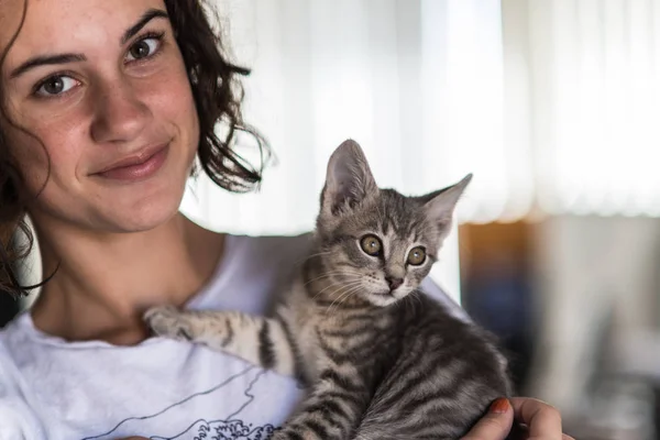 Liebenswertes Grau Gestromtes Kätzchen Das Liebevoll Gehalten Wird Während Teenager — Stockfoto