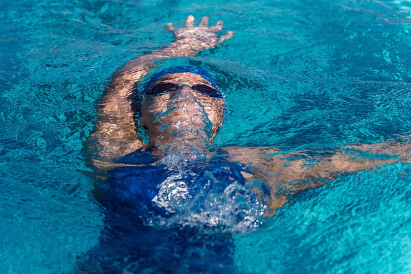 Женщина Пловец Погружается Поднимается Поверхность Бассейна После Флип Поворот Время — стоковое фото