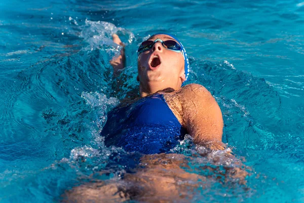 Соревновательная Пловчиха Дышащая Свежим Воздухом Приближаясь Финишу Время Гонки Спине — стоковое фото