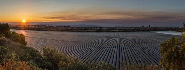 Nebe Nad Paralelní Linie Zemědělství Polí Svítí Slunce Začne Prohlížet — Stock fotografie