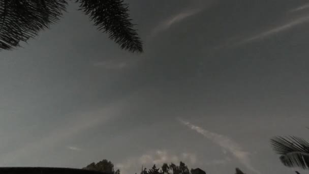 Oscuro Claro Lapso Tiempo Nubes Delgadas Flotando Través Del Cielo — Vídeos de Stock