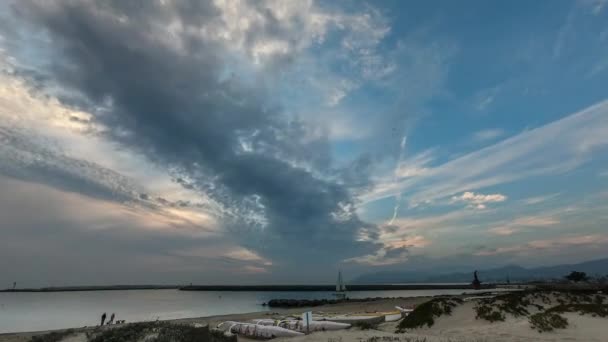 光明到黑暗的时间烟雾弥漫的天空和飘飘飘弹的云创造了五颜六色和美丽的灯光秀 太阳落山在加州海滩 — 图库视频影像