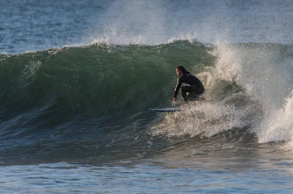 Surfer Χαμηλός Crouch Όπως Ίδιος Σταγόνες Ένα Κύμα Πόδι Στην — Φωτογραφία Αρχείου