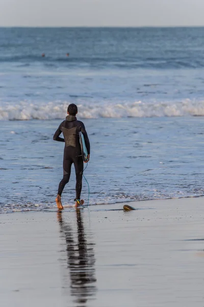 Surfista Fato Mergulho Preto Corre Pela Areia Molhada Praia Ventura — Fotografia de Stock