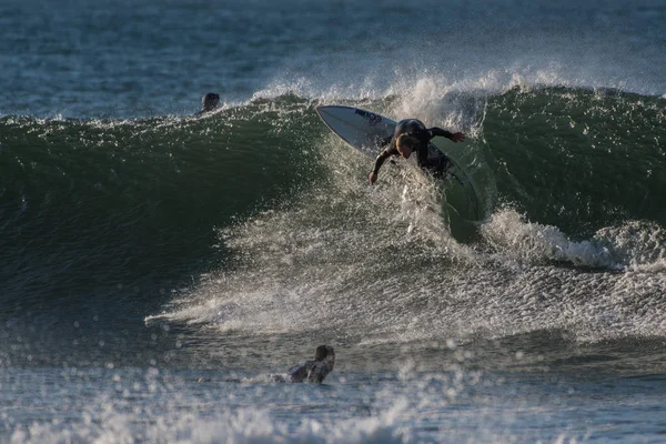 Surfer Ρίχνοντας Επάνω Ocean Spray Δεδομένου Ότι Κάνει Μια Μεγάλη — Φωτογραφία Αρχείου