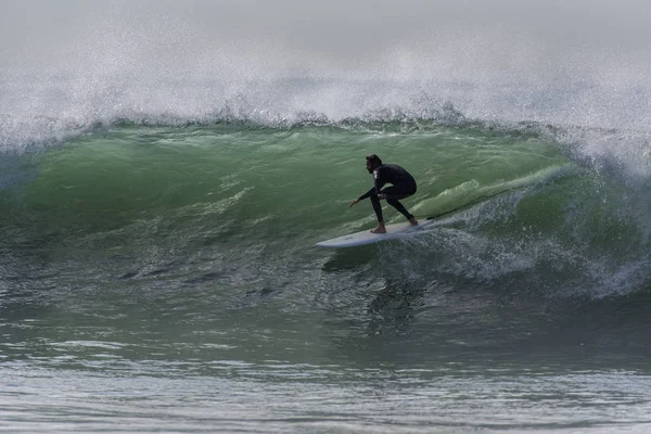 Surfer Lage Crouch Als Hij Eenden Onder Backlit Golf Lip — Stockfoto
