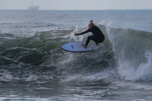 Surfista Postura Equilibrada Mientras Acelera Través Cara Onda Ventura California — Foto de Stock