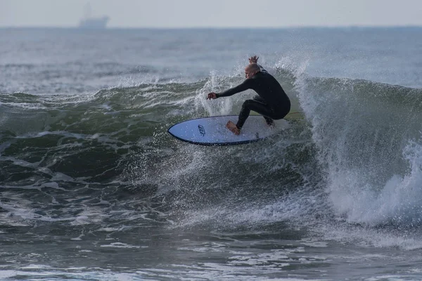 Szörfös Kiegyensúlyozott Álláspontot Mint Sebesség Thw Hullám Arc Ventura California — Stock Fotó