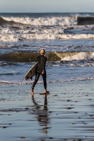 Surfista Jovem Sua Reflexão Andando Longo Costa Ventura Surfer Point — Fotografia de Stock