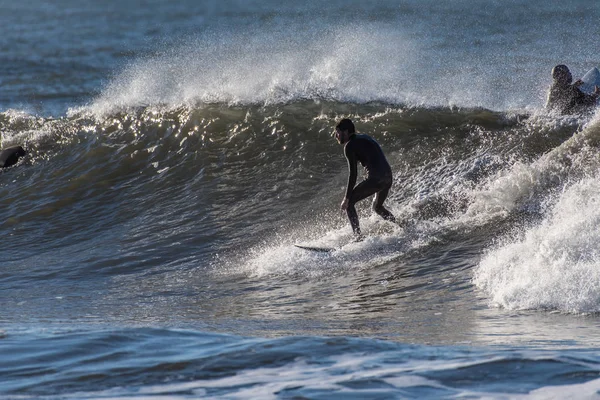 2018 米国カリフォルニア州ヴェンチュラにセットの波を吹き洋上風力に下がると古典的な姿勢を示す黒のスーツでサーファーのひげを生やした — ストック写真