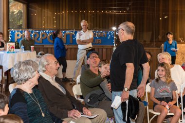 Yazar, Ivor Davis kitap Pierpont raket Club Ventura, Kaliforniya, ABD, 1 Aralık 2018 üzerinde imza sırasında kalabalık ile etkileşim.