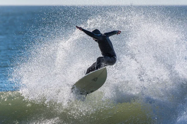 Surfer Zwarte Wetsuit Vliegen Uit Golf Lip Tijdens Het Begin — Stockfoto