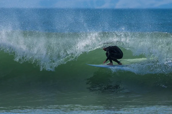 Surfista Fato Mergulho Preto Agachado Mais Baixo Possível Dentro Tubo — Fotografia de Stock