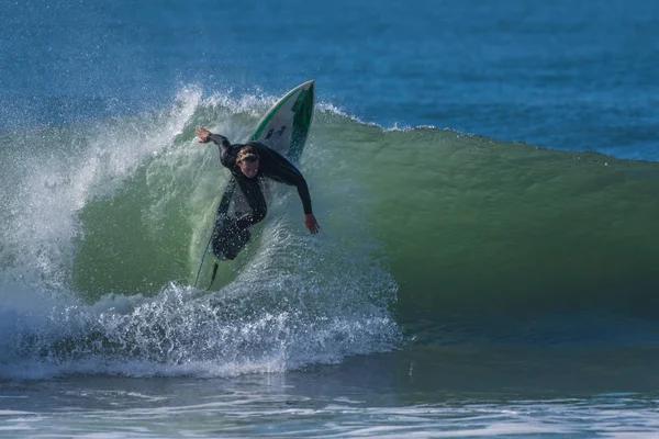 Surfista Fato Mergulho Preto Voando Pelo Rosto Onda Movimento Poder — Fotografia de Stock