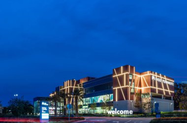 Şafak sonları Market Street Ventura, California, ABD üzerinde 21 Aralık 2018 üzerinde bina Kaiser üzerinde olarak bulutlu gökyüzü.