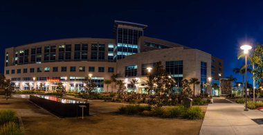 Yeni açılan topluluk Memorial Hastanesi Acil girişi parlıyor gece lambaları Ventura, California, ABD altında üzerinde 26 Aralık 2018.