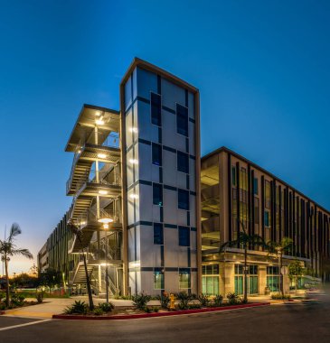 Yeni topluluk Memorial Hastanesi şafak Ventura, Calfornia, ABD üzerinde 26 Aralık 2018 sonlarını gibi lambalar yanar yapısını otopark.