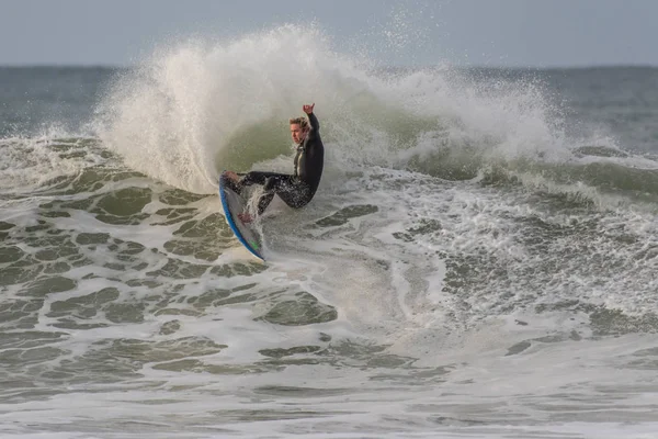 Surfista Corajoso Fazendo Cauda Galo Durante Volta Dura Grande Onda — Fotografia de Stock