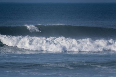 9 Ocak 2019 cesur sörfçüler için mükemmel koşullar içinde sol olacak büyük dalga rider ile Emma ahşap devlet plaj Ventura, California, ABD dışındaki Ventura yükü.