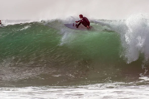 Siyah Wetsuit Sağda Büyük Dalgalar Santa Barbara Kaliforniya Kış Swell — Stok fotoğraf