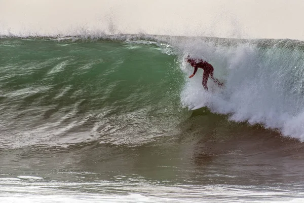 Surfeur Chevauchant Grande Vague Houle Hiver Complètement Couvert Comme Lèvre — Photo