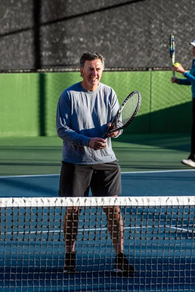 Joueur Tennis Récréatif Ciblé Âgé Prêt Action Tandis Que Partenaire — Photo