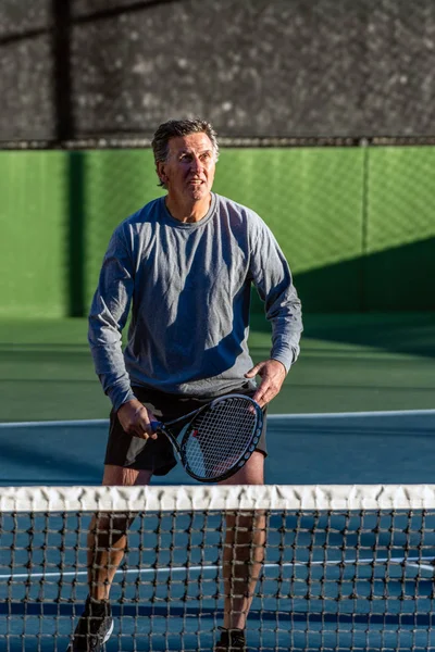 Joueur Tennis Récréatif Ciblé Âgé Recherche Une Occasion Frapper Balle — Photo