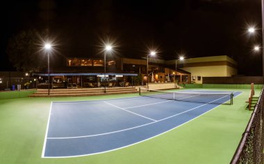 İyi aydınlatılmış ana tenis kortu ve veranda Pierpont raket Club Ventura, California, ABD üzerinde 30 Ocak 2019.