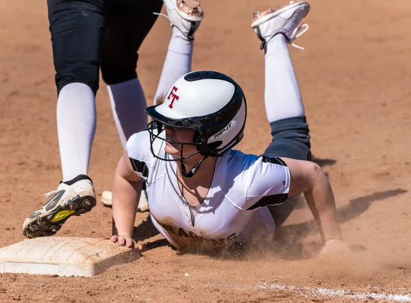 Softball Játékos Fehér Egységes Búvárkodás Vissza Első Alapja Játék Során — Stock Fotó