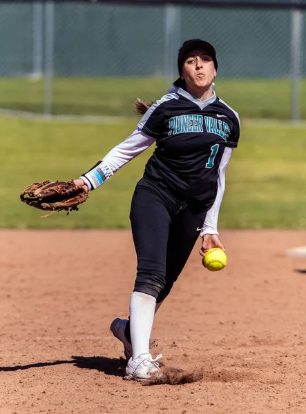 Softball Spelare Svart Uniform Släppa Pitch Vänster Hand Leverans Spelet — Stockfoto