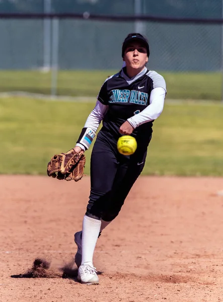 Softball Játékos Fekete Egységes Abbéli Pályán Bal Oldali Szállítás Után — Stock Fotó