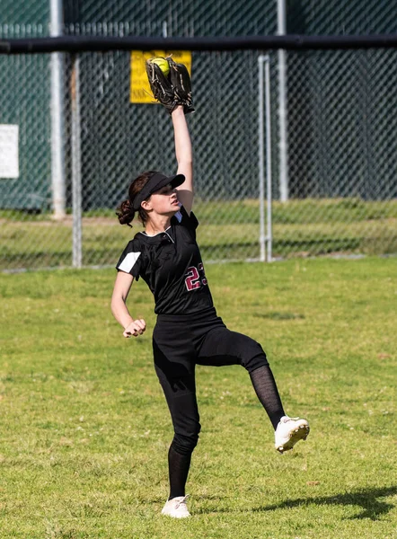 Középiskola softball játék versenyző. — Stock Fotó