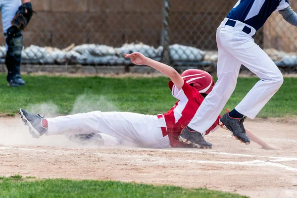 Base runner using aggresive tactics.