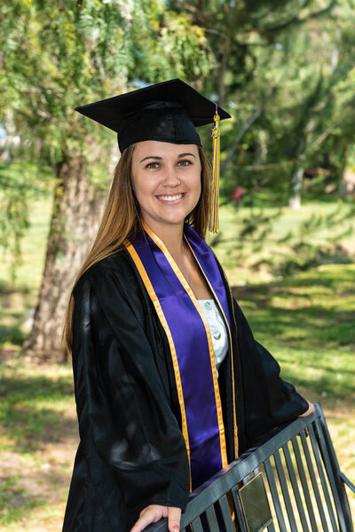 Счастливый выпускник колледжа в традиционной одежде
.