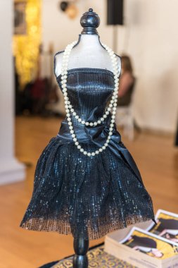 Mizah duygusu gösteren parti dekorasyonu.