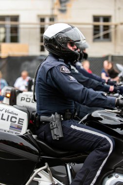 Tek tip renkleri gösteren kolluk kuvvetleri.