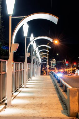 Hedef, kıvrımların ötesinde, karanlığa doğru uzanıyor.