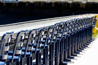 Beyzbol stadyumu çevresindeki sahneler.