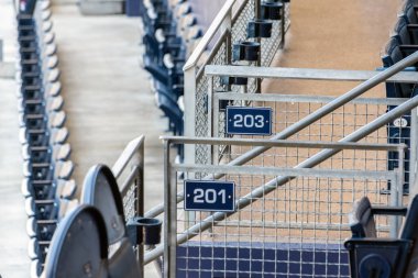 Beyzbol stadyumu çevresindeki sahneler.