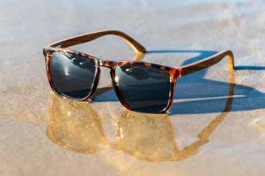 Şık birey için modern gözlükler.