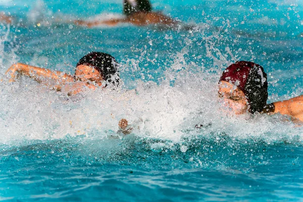 Yarışan su sporcularında yoğunluk gösterileri. — Stok fotoğraf
