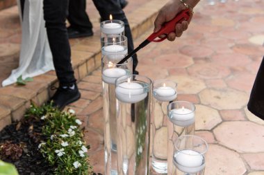 Karanlık çöktükten sonra aydınlatma değişimi.