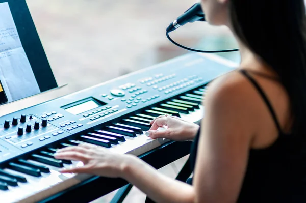 Müzikle oluşturulan parti ortamı.