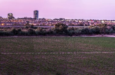 Küçük kasaba şehir silueti üzerinde Şafak.